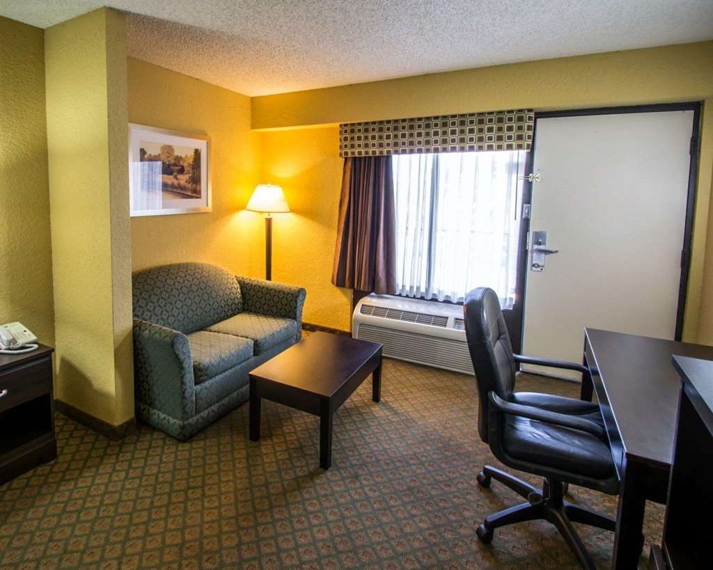 Quality Inn & Suites Orlando Airport Room photo